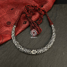 Handmade Chitai work 92.5 Sterling silver hasli.
Can be worn both ways and comes with adjustable thread for ease of wearing.
A bestseller and a classic piece that has stood the test of time and is bound to become a family heirloom.