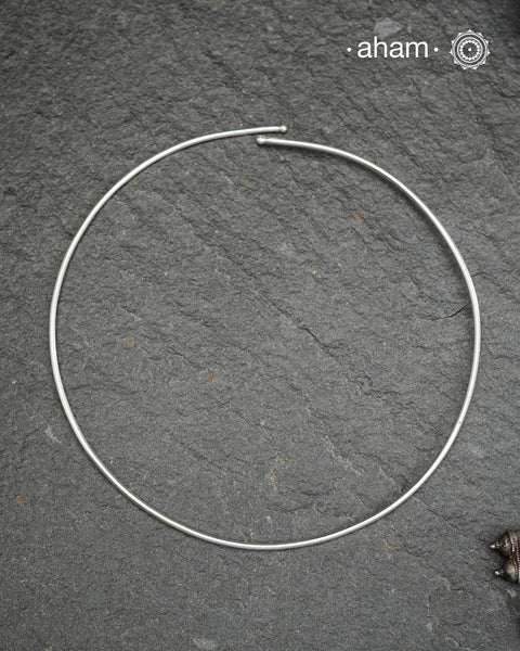 Everyday Wear wire Silver Hasli with silver.&nbsp; Easy to wear, looks great with Indian and Western outfits. The Hasli can be worn as it is or with a pendant