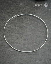 Everyday Wear wire Silver Hasli with silver.&nbsp; Easy to wear, looks great with Indian and Western outfits. The Hasli can be worn as it is or with a pendant