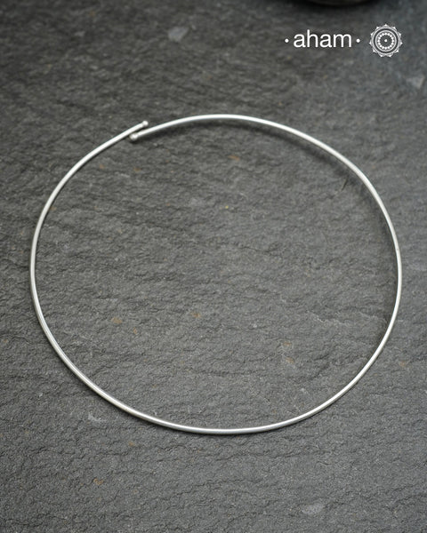 Everyday Wear wire Silver Hasli with silver.&nbsp; Easy to wear, looks great with Indian and Western outfits. The Hasli can be worn as it is or with a pendant