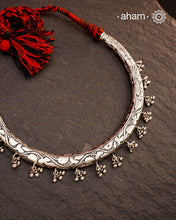 Handmade Chitai work 92.5 Sterling silver hasli with ghurnroos and kemp stones.
Can be worn both ways and comes with adjustable thread for ease of wearing.
A bestseller and a classic piece that has stood the test of time and is bound to become a family heirloom.