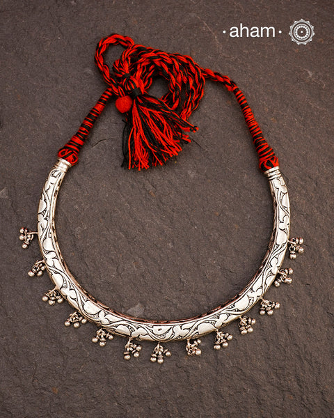 Handmade Chitai work 92.5 Sterling silver hasli with ghurnroos and kemp stones.
Can be worn both ways and comes with adjustable thread for ease of wearing.
A bestseller and a classic piece that has stood the test of time and is bound to become a family heirloom.