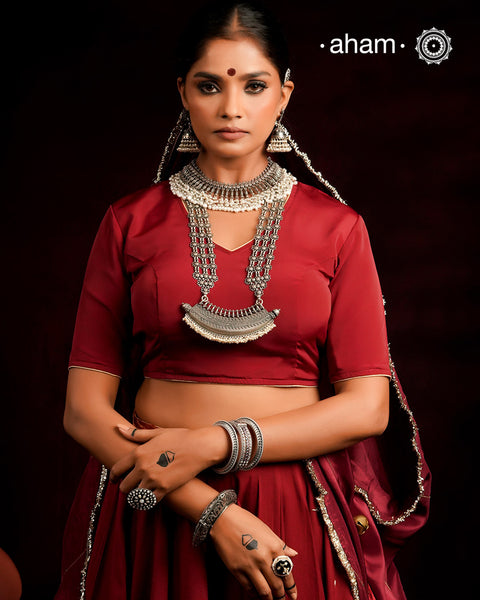 The Mewad Silver Neckpiece is a captivating accessory featuring a boat-shaped amulet delicately adorned with tiny pearls. Crafted from 92.5% pure silver, its side chains are embellished with elegant vintage-style flowers. This statement piece blends classic charm with subtle sophistication, making it the perfect addition to elevate your style effortlessly.