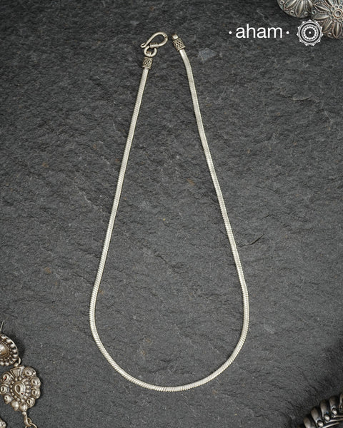 Flat texture Silver chain crafted in 92.5 silver.