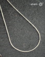 Flat texture Silver chain crafted in 92.5 silver.