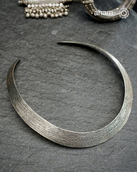 Classic collar Hasli crafted in 92.5 silver for casual wear