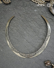 Simple collar Hasli crafted in 92.5 silver for casual wear