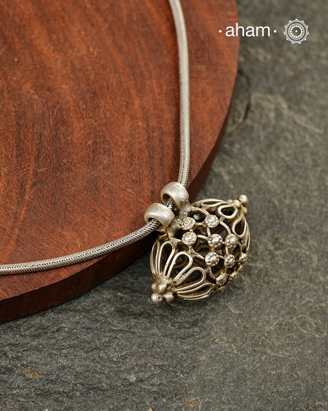 A fine vintage dodi pendant with snake chain. Simple and classic.