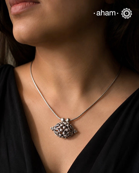 A fine vintage dodi pendant with snake chain. Simple and classic.