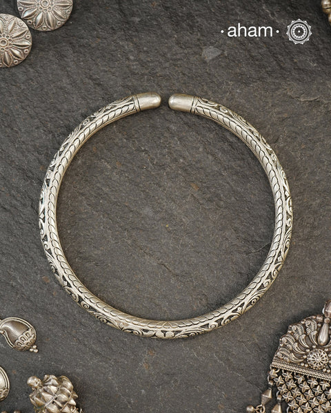 Classic Silver Chitai Floral carving Hasli in 92.5 sterling silver.
Evergreen and versatile. This one is a must have in every jewellery lovers collection.