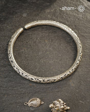 Classic Silver Chitai Floral carving Hasli in 92.5 sterling silver.
Evergreen and versatile. This one is a must have in every jewellery lovers collection.