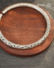 Classic Silver Chitai Floral carving Hasli in 92.5 sterling silver.
Evergreen and versatile. This one is a must have in every jewellery lovers collection.