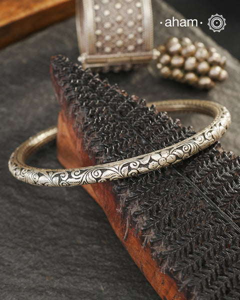 Classic Silver Chitai Floral carving Hasli in 92.5 sterling silver.
Evergreen and versatile. This one is a must have in every jewellery lovers collection.