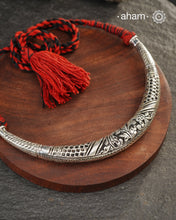 Handmade Chitai work 92.5 Sterling silver hasli.&nbsp;
Can be worn both ways and comes with adjustable thread for ease of wearing. A bestseller and a classic piece that has stood the test of time and is bound to become a family heirloom.&nbsp;