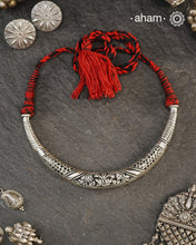 Handmade Chitai work 92.5 Sterling silver hasli.&nbsp;
Can be worn both ways and comes with adjustable thread for ease of wearing. A bestseller and a classic piece that has stood the test of time and is bound to become a family heirloom.&nbsp;