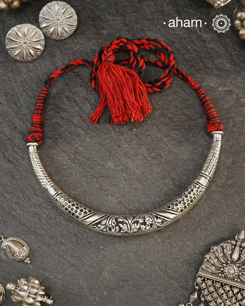 Handmade Chitai work 92.5 Sterling silver hasli.&nbsp;
Can be worn both ways and comes with adjustable thread for ease of wearing. A bestseller and a classic piece that has stood the test of time and is bound to become a family heirloom.&nbsp;