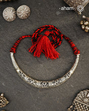 Handmade Chitai work 92.5 Sterling silver hasli.&nbsp;
Can be worn both ways and comes with adjustable thread for ease of wearing. A bestseller and a classic piece that has stood the test of time and is bound to become a family heirloom.&nbsp;