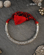 Handmade Chitai work 92.5 Sterling silver hasli.
Can be worn both ways and comes with adjustable thread for ease of wearing. A bestseller and a classic piece that has stood the test of time and is bound to become a family heirloom.