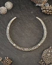 Classic Silver Chitai Floral carving Hasli in 92.5 silver.
Evergreen and versatile. This one is a must have in every jewellery lovers collection.