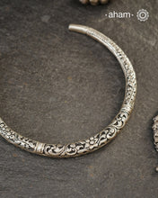 Classic Silver Chitai Floral carving Hasli in 92.5 silver.
Evergreen and versatile. This one is a must have in every jewellery lovers collection.