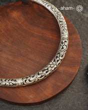 Classic Silver Chitai Floral carving Hasli in 92.5 silver.
Evergreen and versatile. This one is a must have in every jewellery lovers collection.