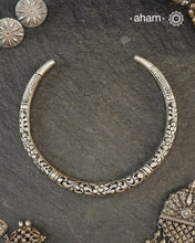 Classic Silver Chitai Floral carving Hasli in 92.5 silver.
Evergreen and versatile. This one is a must have in every jewellery lovers collection.