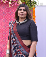 The Vadlo—an iconic ornament from Kutch—is more than just jewellery.
A form of hasli, the piece is crafted in silver with twisted wirework, it has adorned tribal brides for generations, symbolising strength, status, and identity.