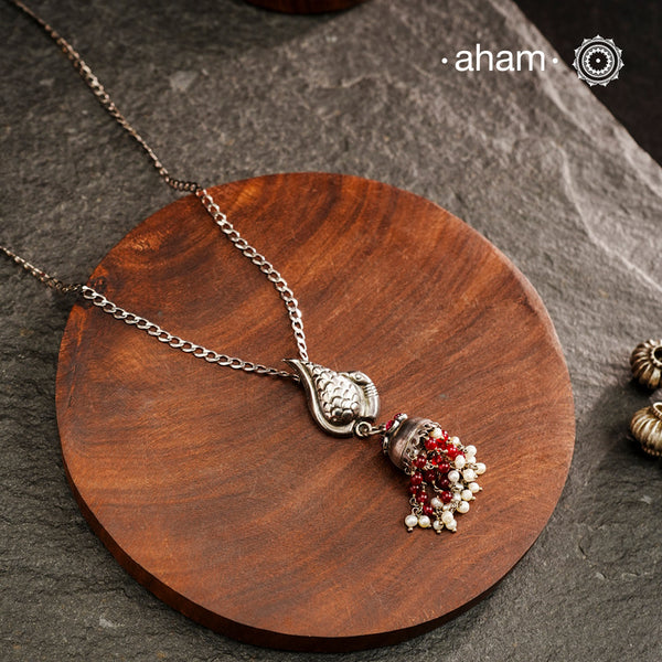 Expertly crafted in 92.5 sterling silver, this Peacock Silver Neckpiece features a delicate peacock jhumkie pendant suspended from a fine link chain. The lightweight design offers casual elegance, making it an ideal accessory for everyday wear while showcasing traditional artisanship in a contemporary form.