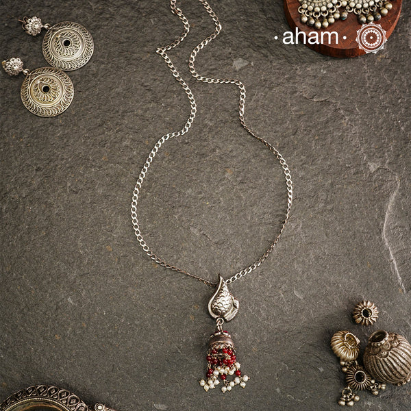 Expertly crafted in 92.5 sterling silver, this Peacock Silver Neckpiece features a delicate peacock jhumkie pendant suspended from a fine link chain. The lightweight design offers casual elegance, making it an ideal accessory for everyday wear while showcasing traditional artisanship in a contemporary form.