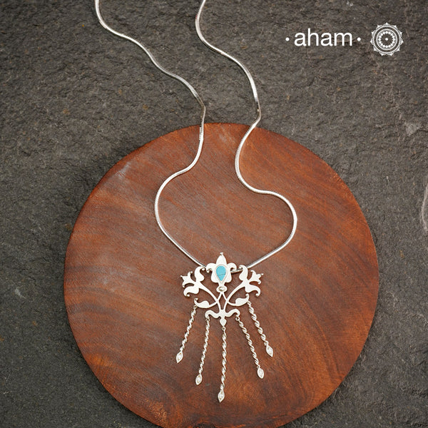 Silver Neckpiece.
Works great with work wear or even your evening dress.