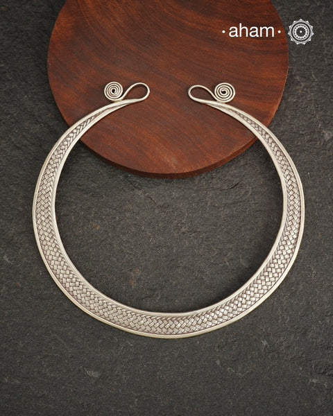 Stunning Chatai / Weave work  Hasli.
Easy to wear, looks great with Indian and Western outfits. 
Crafted in 92.5 silver, is so easy to wear and can be adjusted to sit perfectly on your neck.  This particular piece is crafted by the karen hill tribe from Thailand. 