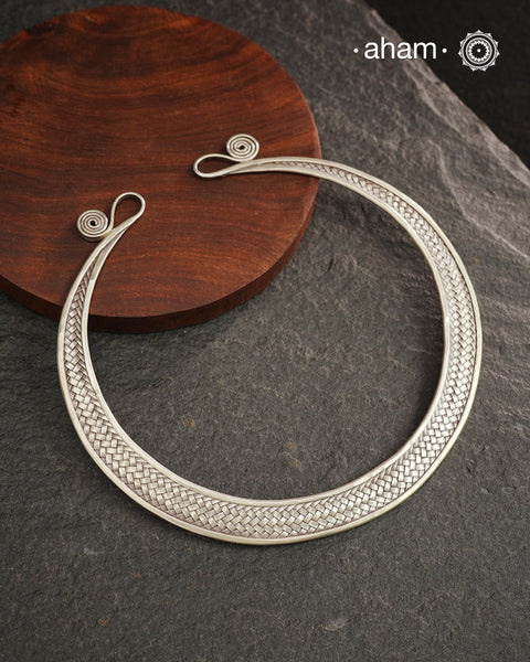 Stunning Chatai / Weave work&nbsp; Hasli.
Easy to wear, looks great with Indian and Western outfits.&nbsp;
Crafted in 92.5 silver, is so easy to wear and can be adjusted to sit perfectly on your neck.&nbsp; This particular piece is crafted by the karen hill tribe from Thailand.&nbsp;