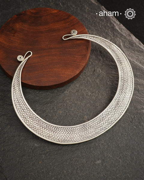 Stunning Chatai / Weave work Hasli.
Easy to wear, looks great with Indian and Western outfits.
Crafted in 92.5 silver, is so easy to wear and can be adjusted to sit perfectly on your neck.  This particular piece is crafted by the karen hill tribe from thailand.