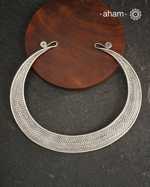 Stunning Chatai / Weave work Hasli.
Easy to wear, looks great with Indian and Western outfits.
Crafted in 92.5 silver, is so easy to wear and can be adjusted to sit perfectly on your neck.&nbsp; This particular piece is crafted by the karen hill tribe from thailand.