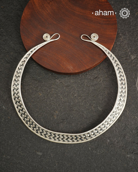 Stunning Chatai / Weave work  Hasli.
Easy to wear, looks great with Indian and Western outfits. 
Crafted in 92.5 silver, is so easy to wear and can be adjusted to sit perfectly on your neck.  This particular piece is crafted by the karen hill tribe from Thailand.