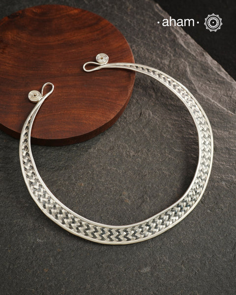 Stunning Chatai / Weave work&nbsp; Hasli.
Easy to wear, looks great with Indian and Western outfits.&nbsp;
Crafted in 92.5 silver, is so easy to wear and can be adjusted to sit perfectly on your neck.&nbsp; This particular piece is crafted by the karen hill tribe from Thailand.
