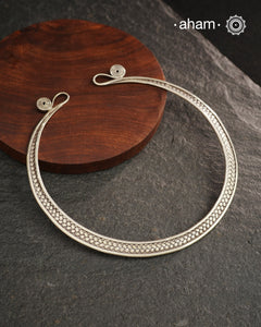 Stunning Chatai / Weave work; Hasli.
Easy to wear, looks great with Indian and Western outfits.&nbsp;
Crafted in 92.5 silver, is so easy to wear and can be adjusted to sit perfectly on your neck.&nbsp; This particular piece is crafted by the karen hill tribe from thailand.