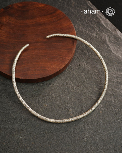 Stunning Chatai / Weave work  Hasli.Easy to wear, looks great with Indian and Western outfits.Crafted in 92.5 silver, is so easy to wear and can be adjusted to sit perfectly on your neck. This particular piece is crafted by the karen hill tribe from thailand.