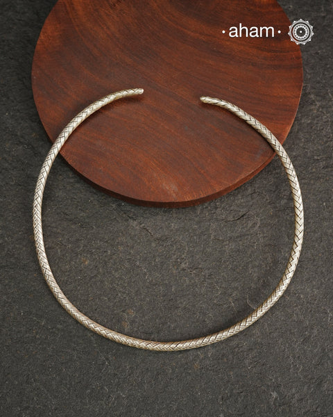 Stunning Chatai / Weave work&nbsp; Hasli.Easy to wear, looks great with Indian and Western outfits.Crafted in 92.5 silver, is so easy to wear and can be adjusted to sit perfectly on your neck. &nbsp;This particular piece is crafted by the karen hill tribe from thailand.&nbsp;