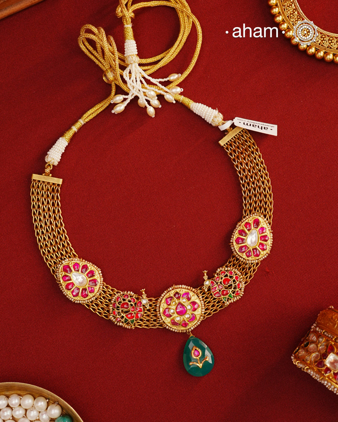 Make a sophisticated style statement with this gold polish festive neckpiece. Perfect for intimate weddings and upcoming festive celebrations.