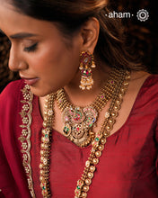 Make a sophisticated style statement with this gold polish festive neckpiece. Perfect for intimate weddings and upcoming festive celebrations.
