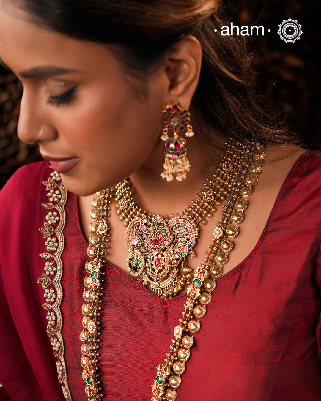 Make a sophisticated style statement with this gold polish festive neckpiece. Perfect for intimate weddings and upcoming festive celebrations.