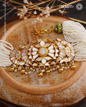 Embrace the allure of timeless elegance with Aham Jewellery’s latest Mother of Pearl collection, a radiant choice for festive celebrations and weddings.
The choker is crafted in 92.5 silver and adorned with a luxurious gold polish, capturing the iridescent beauty of mother of pearl.