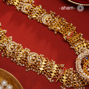 Expertly crafted in silver with intricate kundan and pearl work, this elegant Gold Polish Silver Neckpiece is the perfect addition to your wedding or family occasion attire. Its stunning design exudes sophistication and will surely make you stand out from the crowd. Make a statement with this exquisite neckpiece.