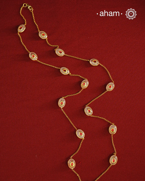 This handcrafted silver neckpiece features exquisite rose quartz and intricate kundan inlay work, enhanced with a refined gold polish. Designed for versatility, it can be worn as a single long line or doubled for a layered look, making it a sophisticated addition to any jewellery collection.