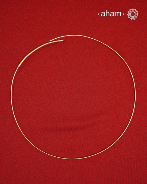 92.5 silver wire Hasli with gold polish.
Easy to wear, looks great with Indian and Western outfits.
The Hasli opens on one end which allows you to easily put in pendants.