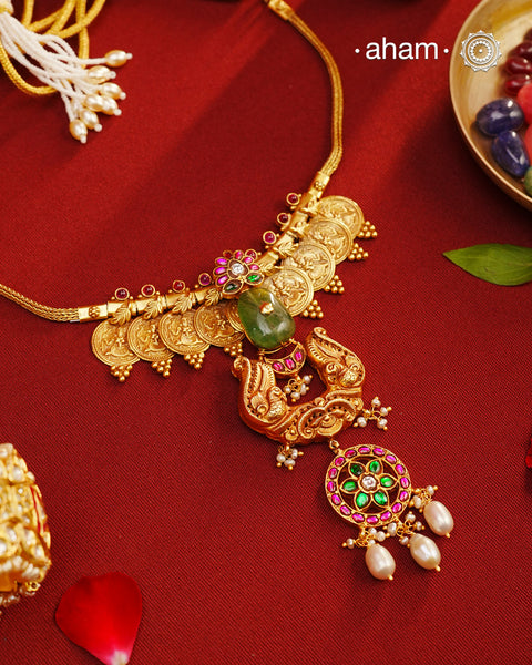 The classic coin neckpiece that never goes out of style. Crafted in 92.5 silver with gold polish. Exquisitely elegant, the heritage collection features traditional motifs and intricate temple workmanship on gold-plated silver jewellery, a reflection of the rich culture of India. This collection is perfect for brides and bridesmaids.