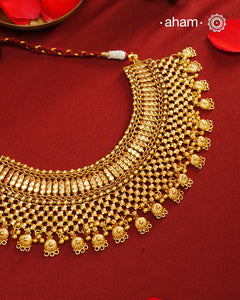 This stunning neckpiece is meticulously crafted from silver and finished with a rich gold polish, designed to gracefully cover the entire neckline. Showcasing intricate craftsmanship, it reflects expert artistry and attention to detail, making it a sophisticated statement piece for refined tastes.
