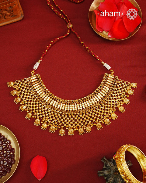 This stunning neckpiece is meticulously crafted from silver and finished with a rich gold polish, designed to gracefully cover the entire neckline. Showcasing intricate craftsmanship, it reflects expert artistry and attention to detail, making it a sophisticated statement piece for refined tastes.