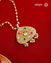 Beautiful Jade stone with silver work on it, comes with a pearl chain.
Crafted in 92.5 silver with gold polish.